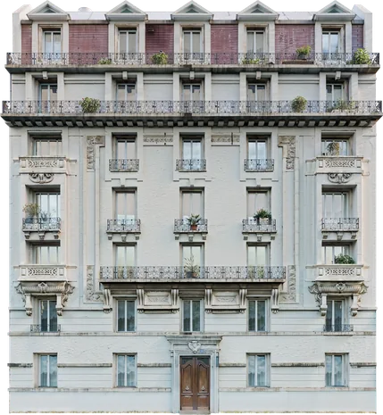 Fassade eines Wohnhauses mit Mansarddach und schmiedeeisernen Balkonen